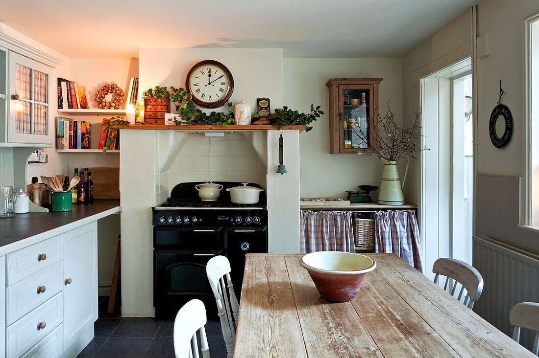 Weihnachtsgirlande auf einem Regal in der Küche eines Hauses in Walberton, West Sussex, England, UK