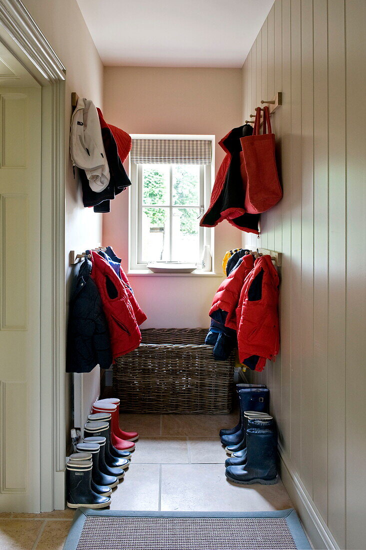 Mäntel und Stiefel hängen in einem Haus in Buckinghamshire, England, UK