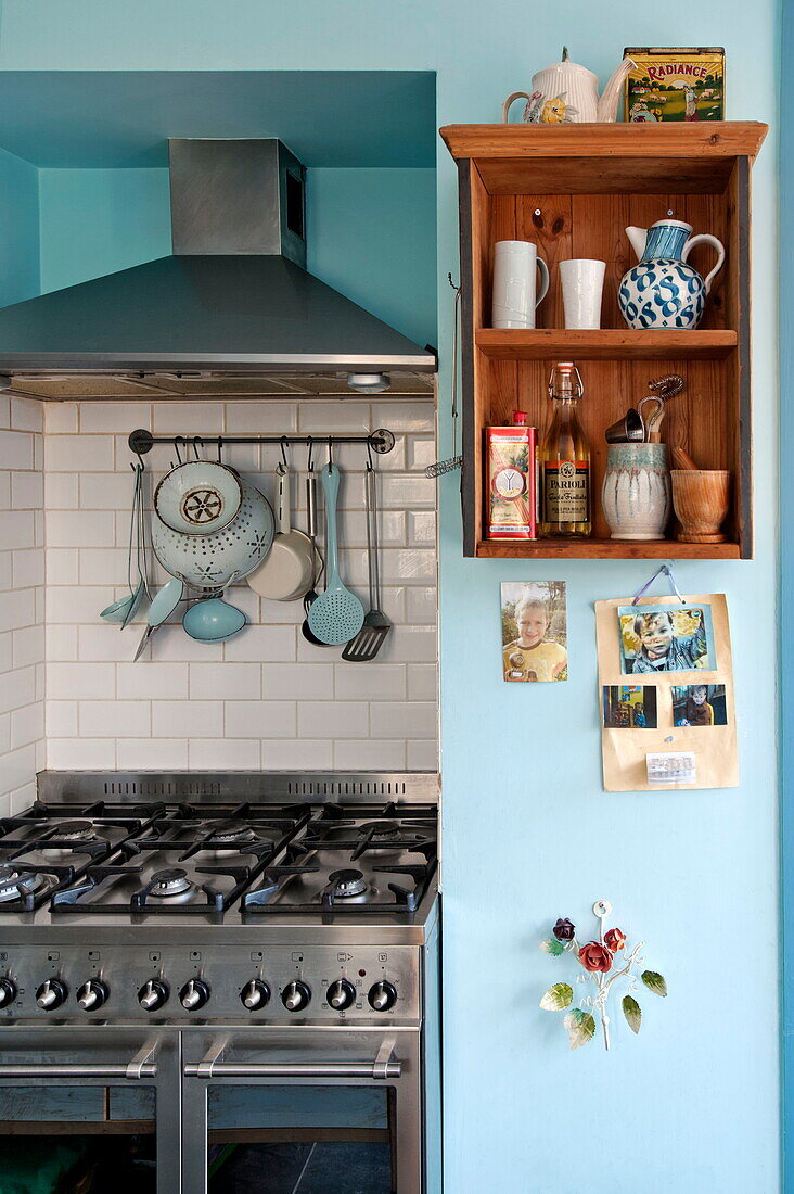 Küchenlager mit eingelassenem Gasherd in einem Einfamilienhaus in Bovey Tracey, Devon, England, UK