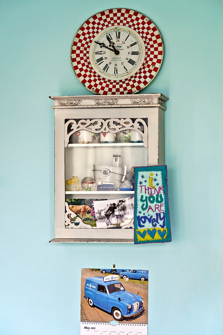 Wandregal mit Uhr in der Küche eines Einfamilienhauses in Bovey Tracey, Devon, England, Vereinigtes Königreich