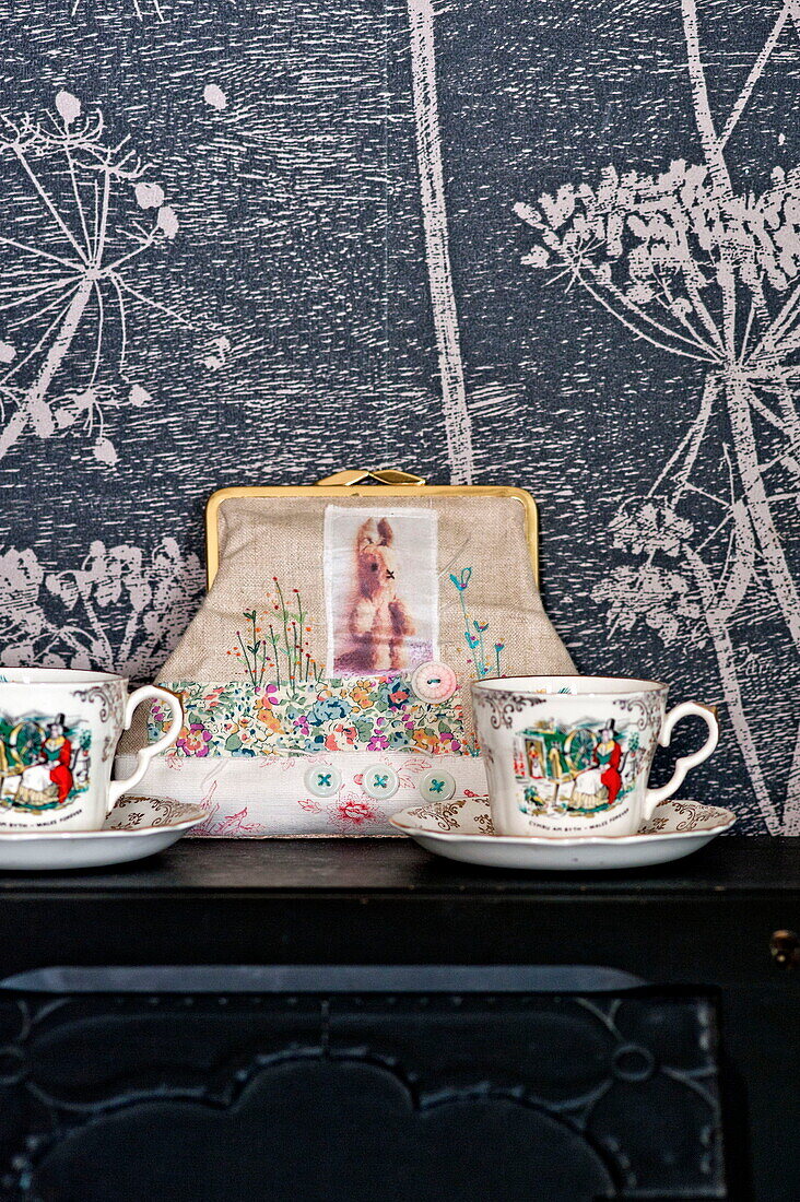 Vintage-Porzellan und Handtasche mit Blumentapete im Haus der Familie Bovey Tracey, Devon, England, UK