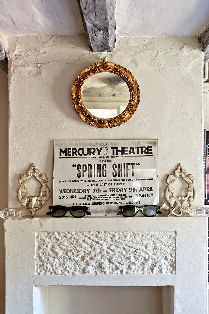 Theaterwerbung mit vergoldetem Spiegel über dem originalen Kamin in einem Bauernhaus in Suffolk, England, UK