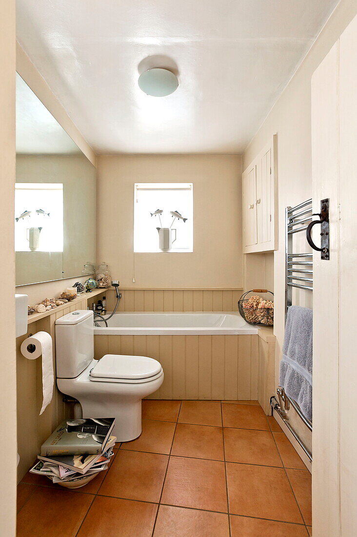 Gefliestes cremefarbenes Badezimmer in einem Bauernhaus in Suffolk, England, UK
