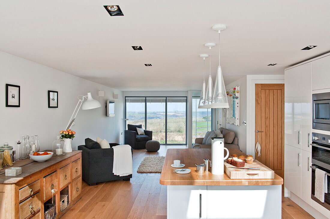 Offene Küche und Wohnzimmer in einem modernen Haus in Wadebridge, Cornwall, England, UK