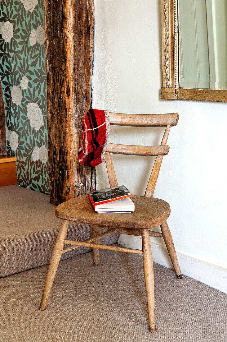 Alter Holzstuhl in einem Fachwerkhaus in Hertfordshire, England, Vereinigtes Königreich