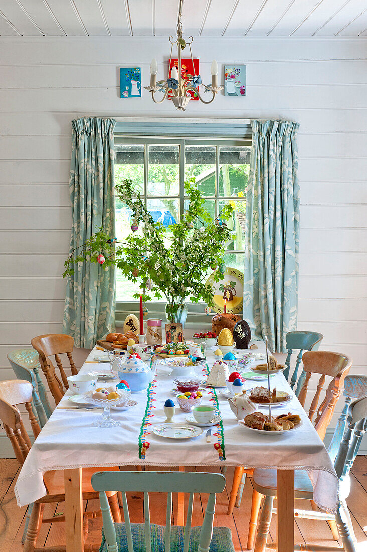 lifestyle-interiorsTischset für Ostern in weiß gestrichenem, holzverkleidetem Zimmer eines Hauses in Essex, England, UK