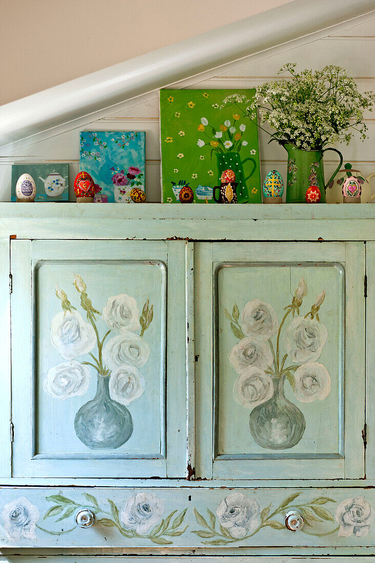 Ostereier und Kunstwerke auf einem handbemalten Beistelltisch in einem Haus in Essex, England, UK
