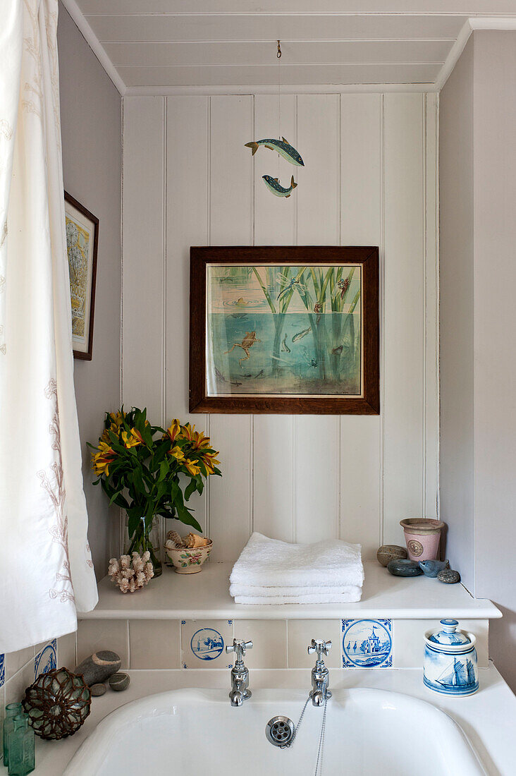 Schnittblumen und Ornamente mit Kunstwerken, Badezimmerdetail, Haus in Essex, England, UK