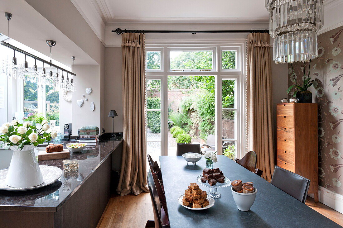 Kuchen auf einem Esstisch in einem Einfamilienhaus in Middlesex, London, England, UK
