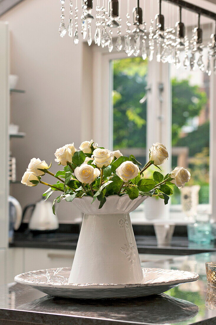 Weiße Rosen in weißer Keramikvase mit geschliffenen Kristallanhängern in einem Familienhaus in Middlesex, London, England, UK