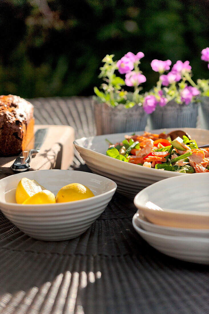 Salat und Früchtebrot auf dem Tisch im Garten eines Hauses in Middlesex, London, England, UK