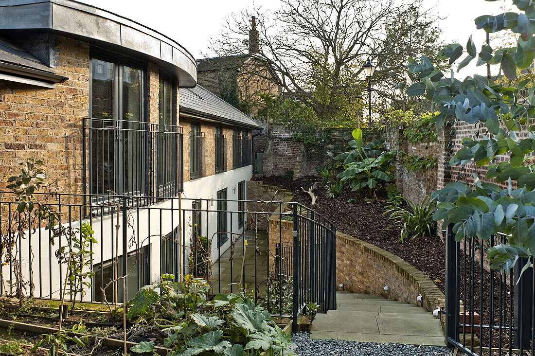 Geländer, Treppe und Eingangsfassade eines Hauses in London, England, UK