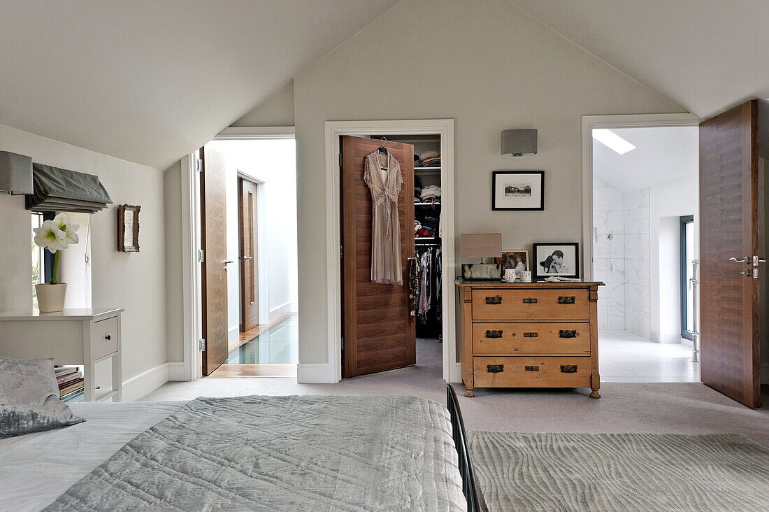 Hauptschlafzimmer mit eigenem Bad und Ankleidezimmer im Dachgeschoss eines Londoner Hauses, England, UK