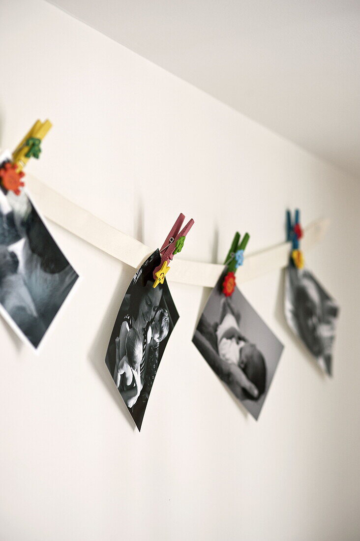 Vier Schwarz-Weiß-Familienfotos hängen in einem Haus in London, England, UK