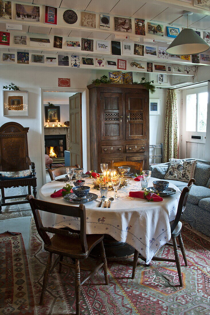 Gedeckter Esstisch für das Weihnachtsessen in einem Bauernhaus, Cornwall, England, UK