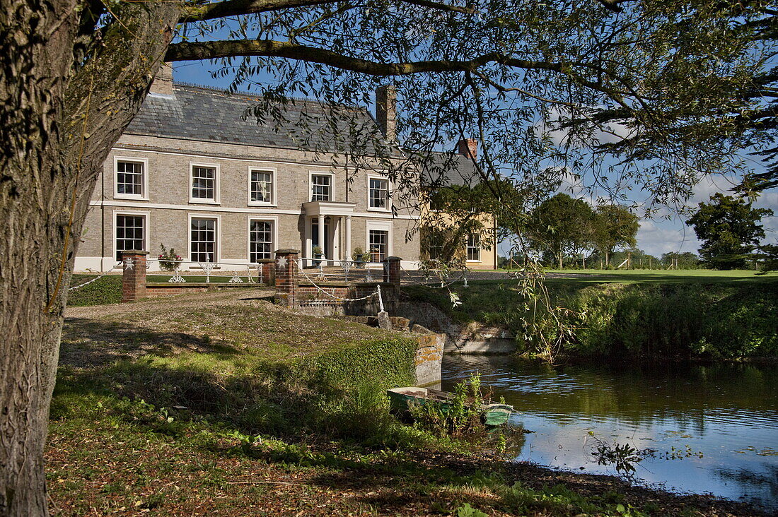 Freistehendes Landhaus in Suffolk mit See, England, UK