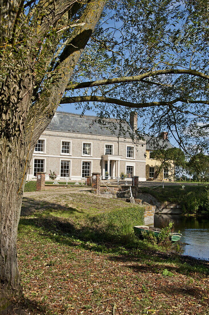 Freistehendes Landhaus in Suffolk mit See, England, UK