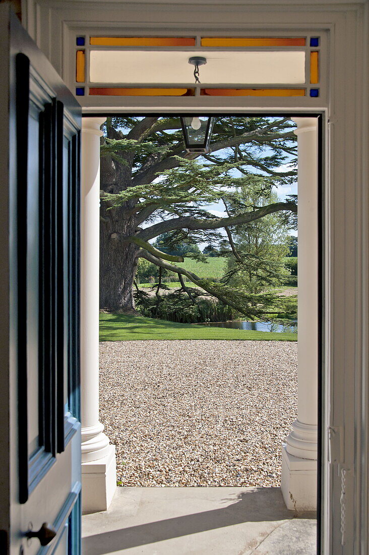 Blick durch die Eingangstür eines modernen Landhauses in Suffolk, England, UK