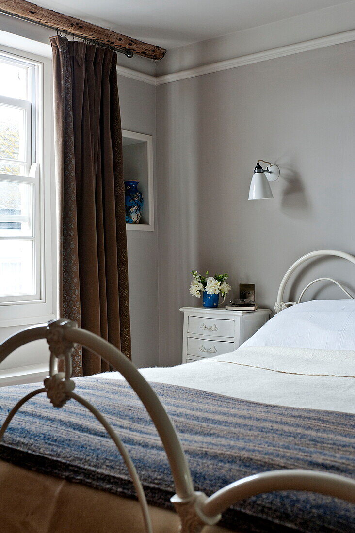 Wolldecke auf einem Bett mit Metallrahmen in einem Cottage in Padstow, Cornwall, England, Vereinigtes Königreich