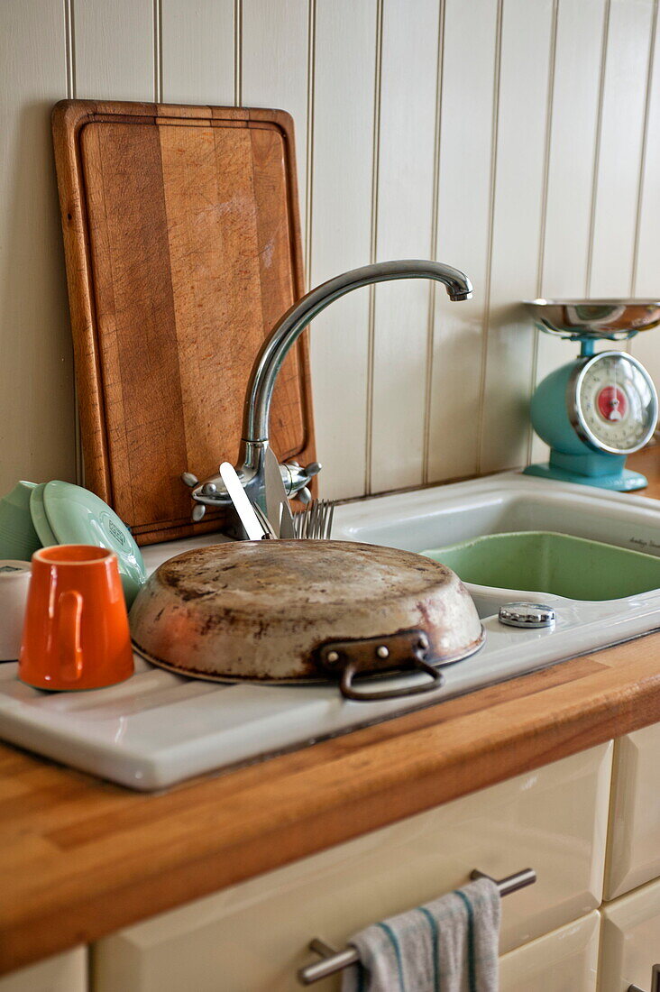 Clean washing up on draining board in Padstow cottage kitchen, Cornwall, England, UK