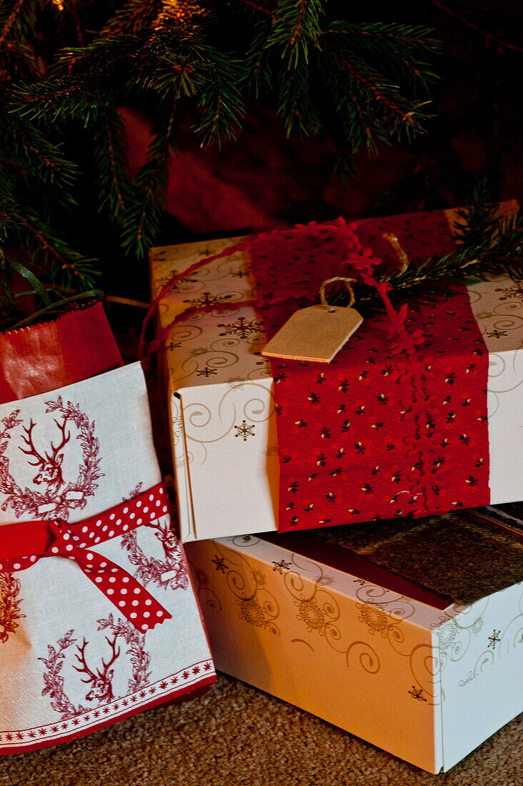 Drei verpackte Weihnachtsgeschenke in einem Cottage in Shropshire, England, Vereinigtes Königreich