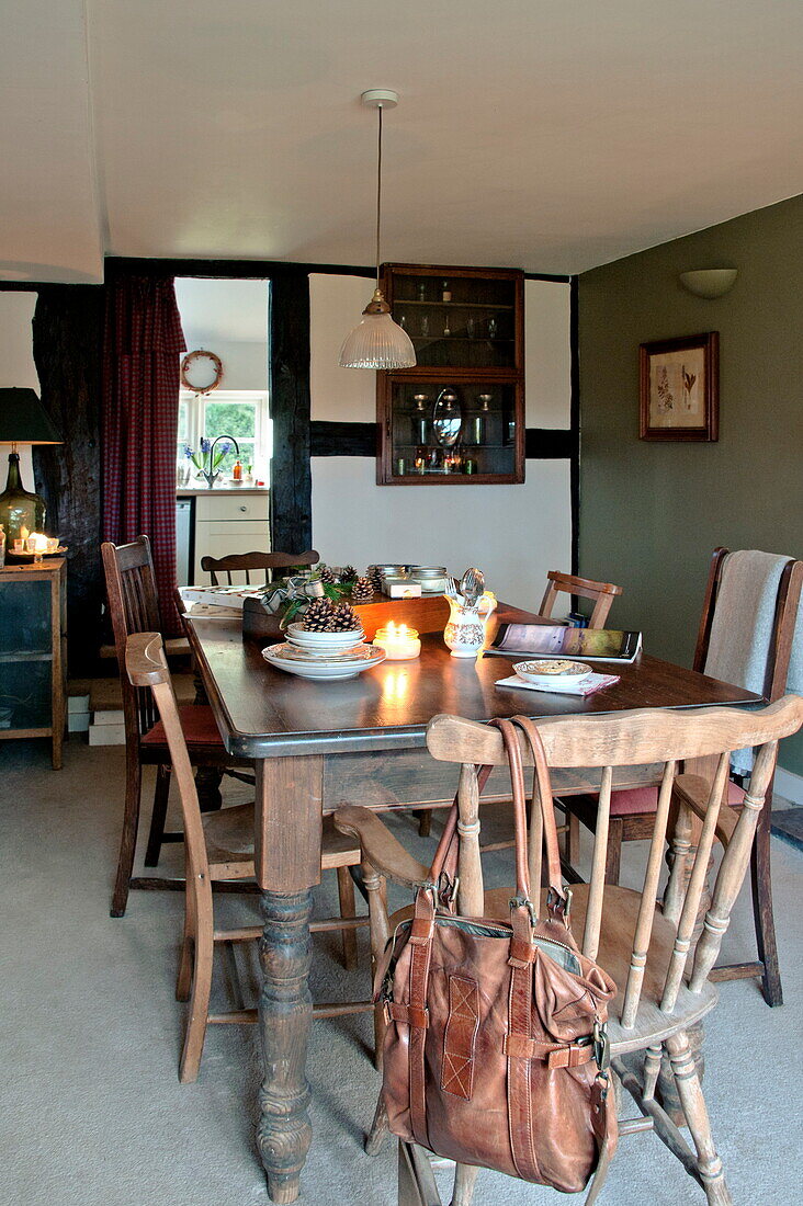 Esstisch und Stühle aus Holz in einem Landhaus in Shropshire, England, UK