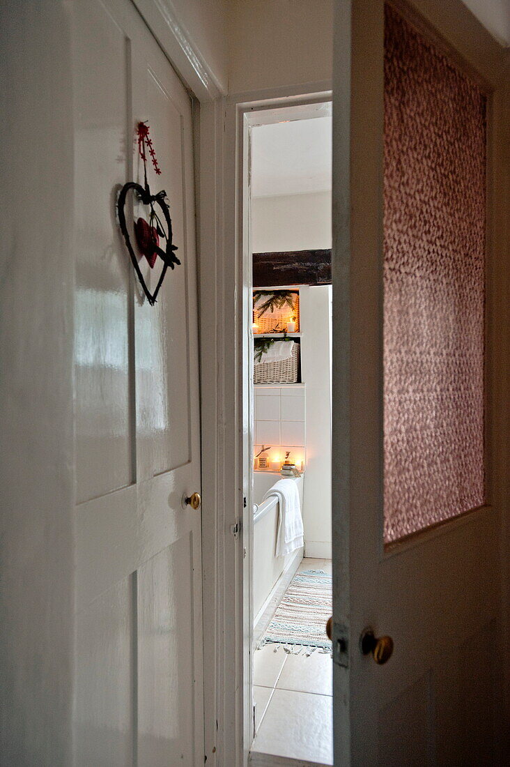 Herzförmiges Ornament und Blick durch die Tür zum Badezimmer in einem Cottage in Shropshire, England, Vereinigtes Königreich