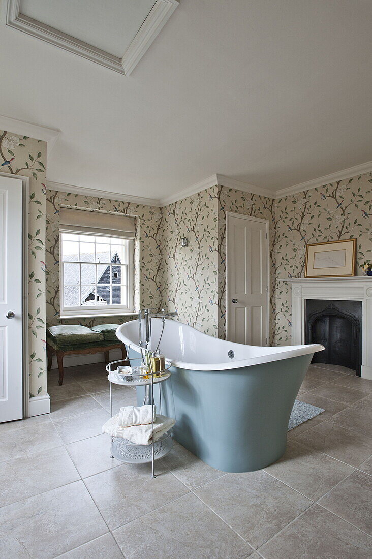 Freistehende Badewanne auf Rollen in einem modernen Landhaus in Suffolk, England, UK