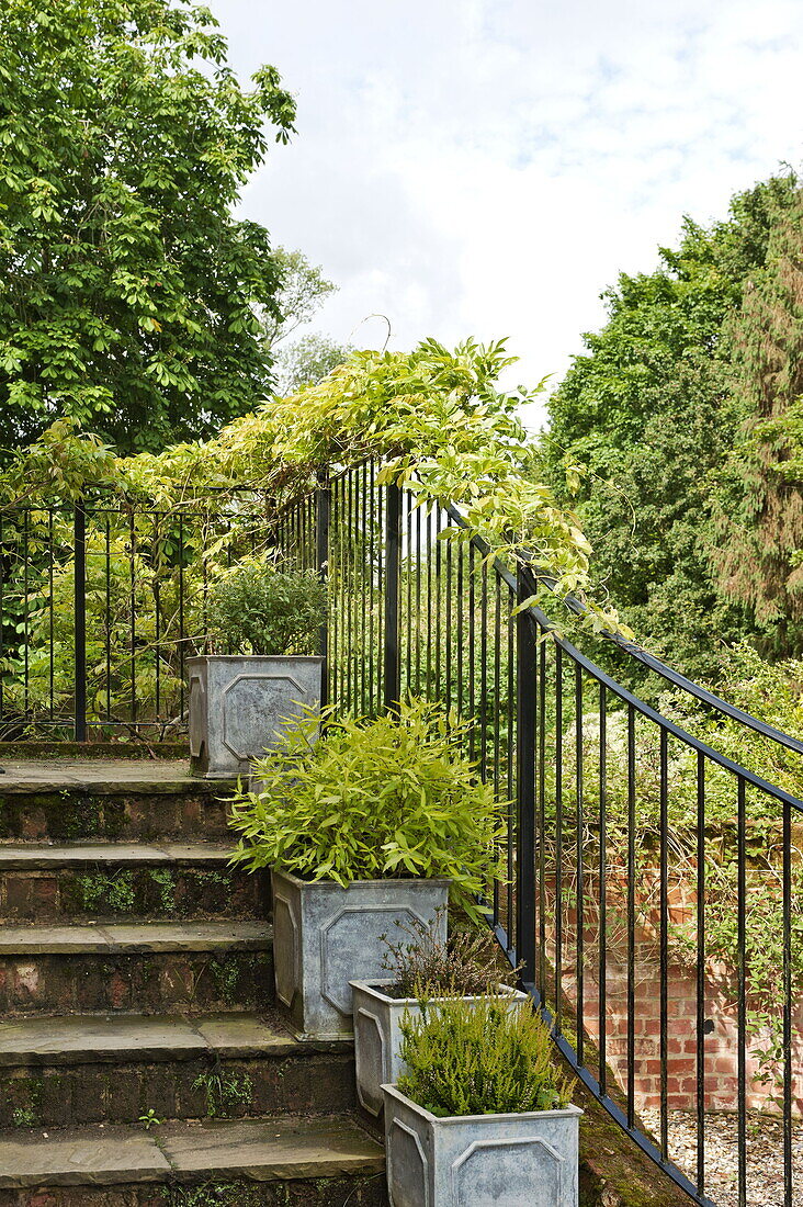 Detail einer Gartentreppe mit Handlauf in einem Haus in Essex/Suffolk, England, UK