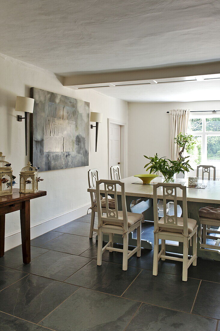 Esstisch und Stühle mit modernen Kunstwerken in einem modernen Haus in Suffolk/Essex, England, UK