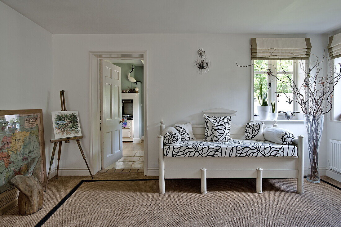 Schwarzer und weißer Stoff auf Tagesbett in modernem Haus in Suffolk/Essex, England, UK