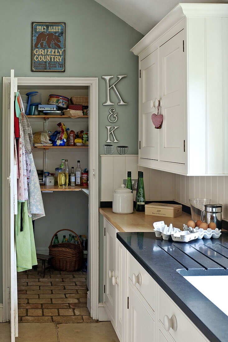Blick durch die Tür zur Speisekammer in der Küche eines modernen Hauses in Suffolk/Essex, England, Vereinigtes Königreich