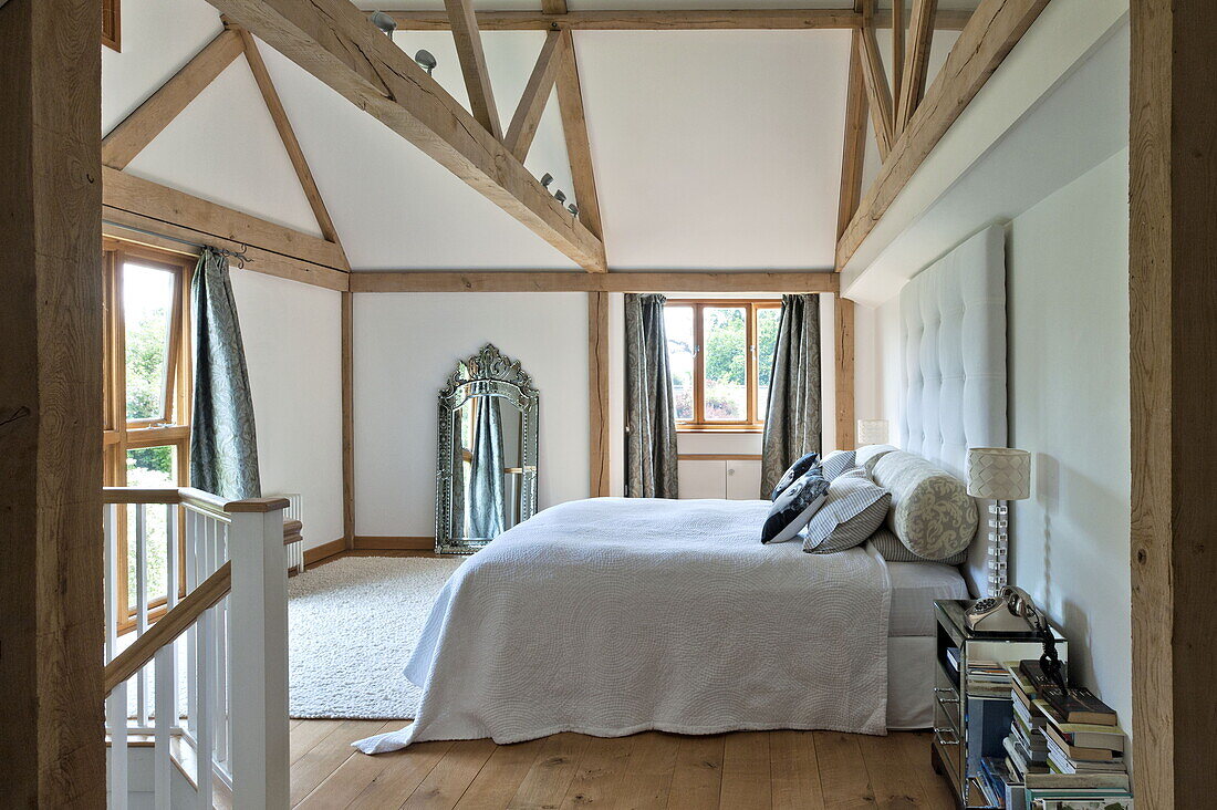 Doppelbett in einem modernen Schlafzimmer mit Balken in Suffolk/Essex, England, UK