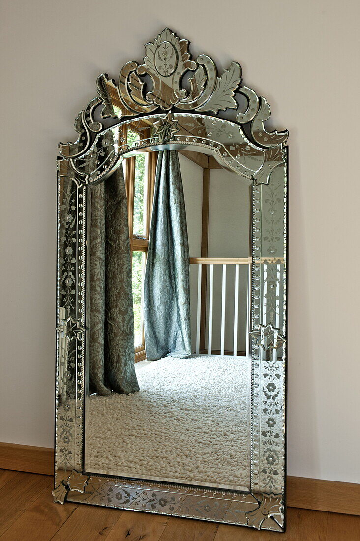 Vorhänge und Teppich spiegeln sich in einem verzierten Spiegel, modernes Haus in Suffolk/Essex, England, UK