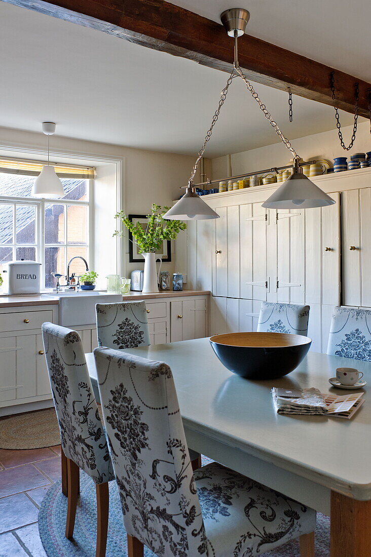 Gepolsterte Küchenstühle am Tisch im Landhaus von Bury St Edmunds, Suffolk, England, UK