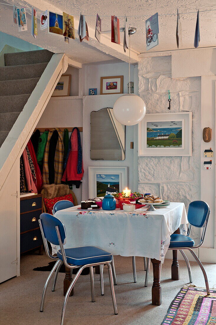 Offener Essbereich mit blauen Vintage-Stühlen in einem Cottage in Penzance, Cornwall, England, UK
