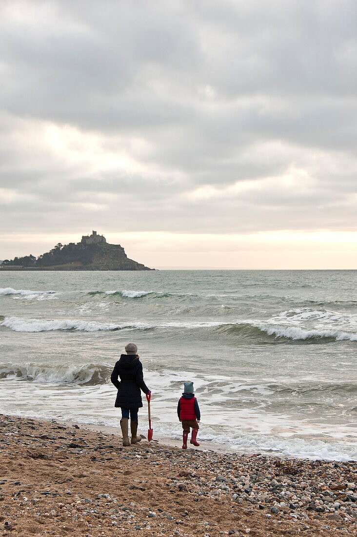 Mutter und Sohn gehen am Strand spazieren Penzance Cornwall England UK