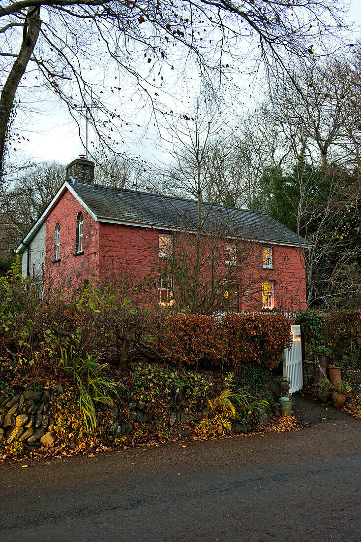 Backsteinfassade eines ländlichen Landhauses in Tregaron, Wales, UK