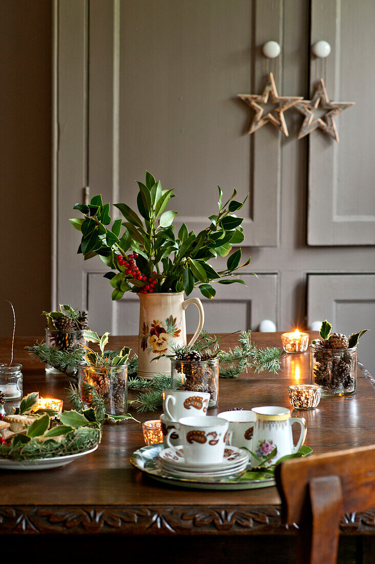 Teetassen auf einem Tisch mit Mince Pies und Weihnachtsschmuck in einem Haus in Tregaron, Wales, UK