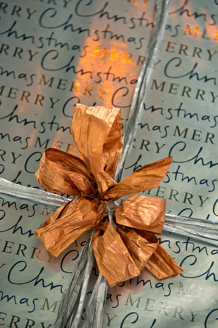 In Geschenkpapier eingewickelte Weihnachtsgeschenke in einem Haus in Crantock, Cornwall, England, UK