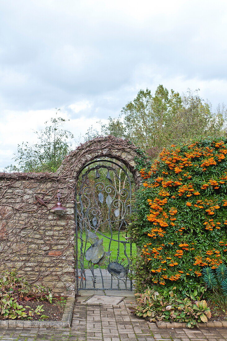 Gewölbtes Gartentor im Garten eines Bauernhauses, Blagdon, Somerset, England, UK