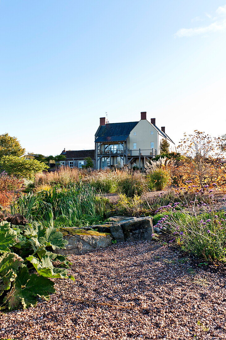 Schottergarten und ländliches Bauernhaus in Blagdon, Somerset, England, Vereinigtes Königreich