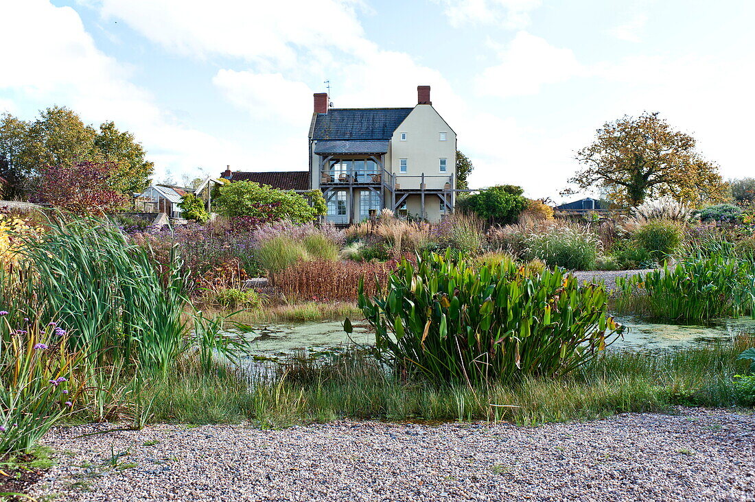 Ländliches Bauernhaus mit Gartenteich in Blagdon, Somerset, England, UK