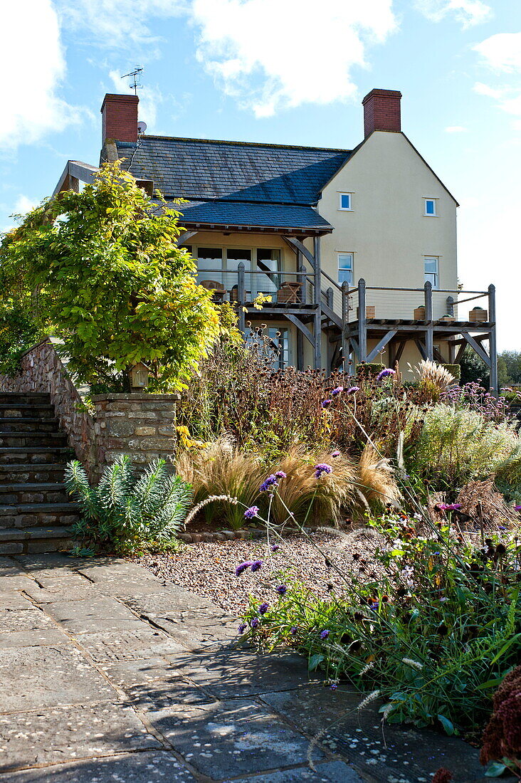 Außenansicht eines Bauernhauses mit Gartentreppe in Blagdon, Somerset, England, UK
