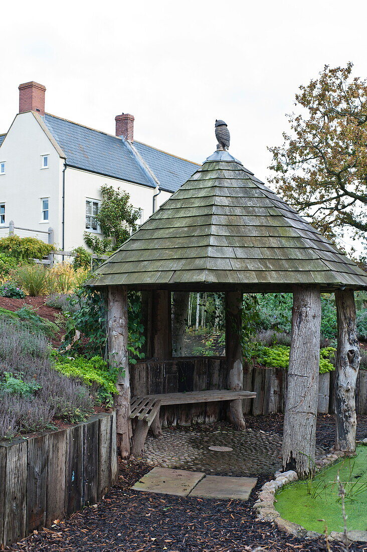 Gartenpavillon und ländliches Bauernhaus außen in Blagdon, Somerset, England, UK