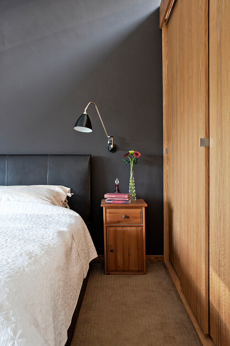 Schiebetür aus Holz am Bett in einem Haus in Cornwall, Vereinigtes Königreich