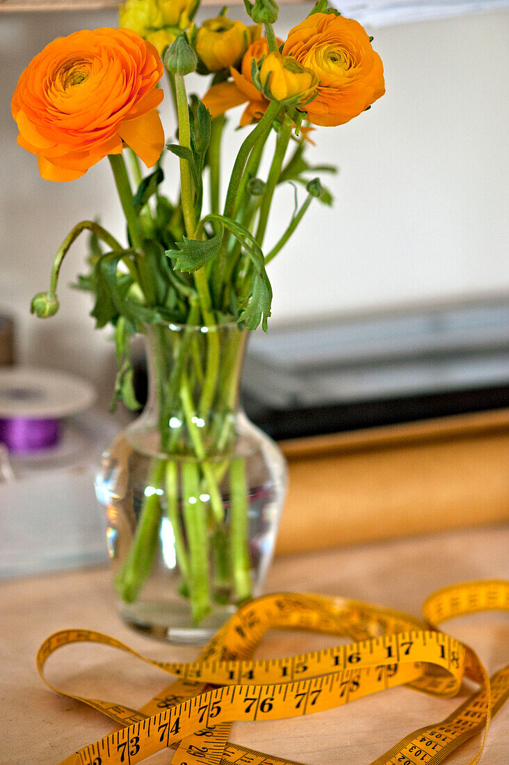 Schnittblumen und Maßband im Arbeitsstudio eines Hauses in Cornwall, UK