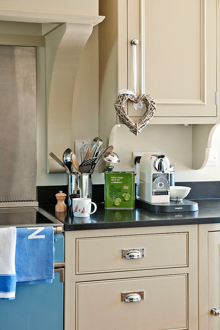 Herzförmiges Ornament hängt über Küchenutensilien in einem Einfamilienhaus, Cornwall, Vereinigtes Königreich