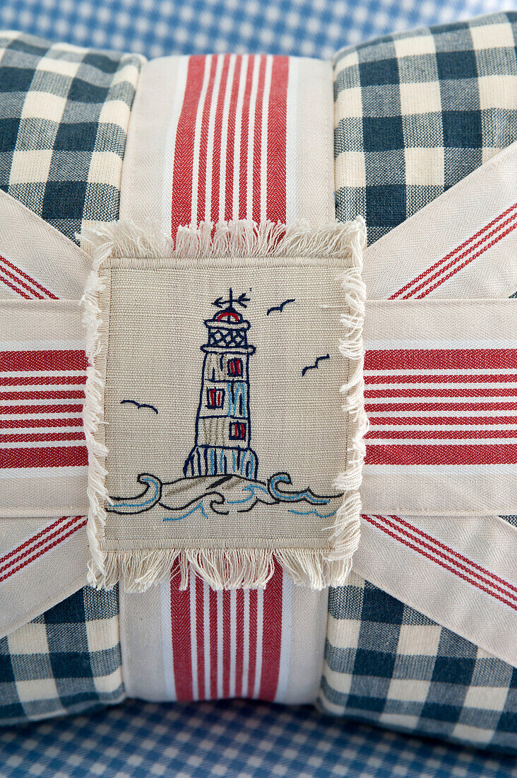 Leuchtturm auf Union-Jack-Kissen mit gestreiftem und kariertem Stoff, Cornwall, UK