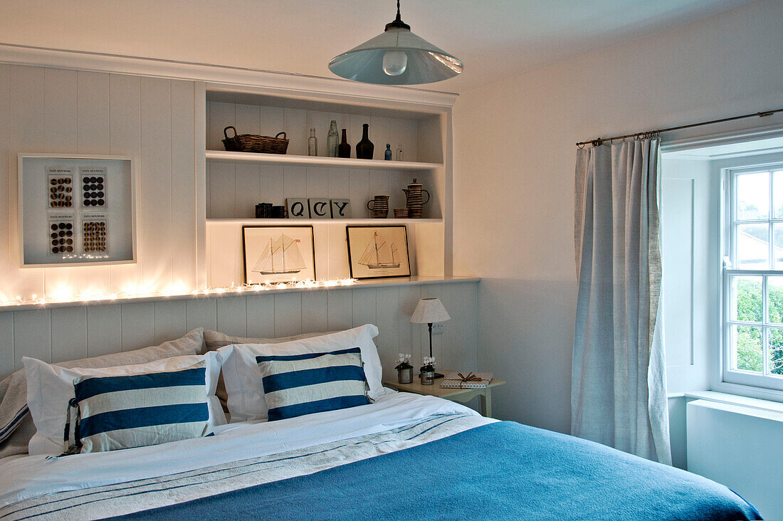 Maritimes Schlafzimmer mit versenkten Regalen in einem Haus in Crantock Cornwall England UK